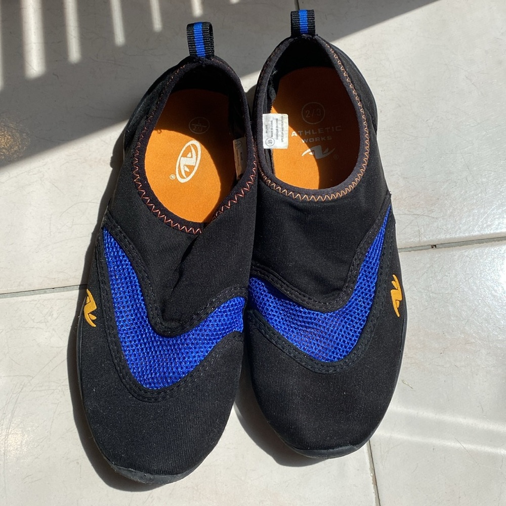 FREE WITH 15$ minimum purchase- Boy’s water shoes size 4-5